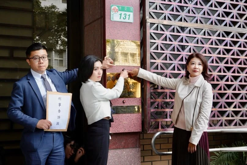 今天品妡在 立法委員 林楚茵與房彥輝律師的陪同下，正式前往台北地檢署提告