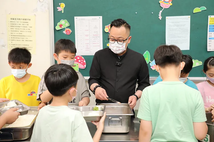 童子瑋訪校視察營養午餐引論戰!律師:民代監督屬職責