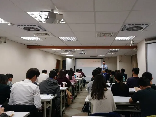 真亮法律事務所所長林亮宇律師,於107年3月26日受台灣不動產物業人力資源協會之邀,至「不動產營業員新訓班」主講:「民法」課程。