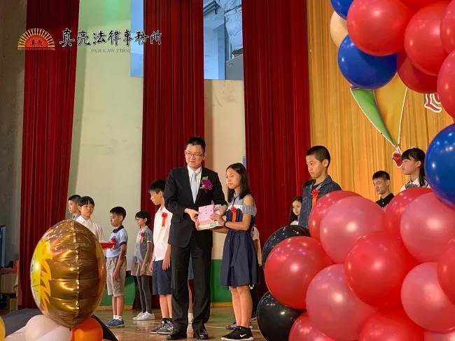 真亮法律事務所所長林亮宇律師,目前亦擔任忠明國小家長會會長,於108年6月13日「忠明國小第六十三屆畢業典禮」為大家獻上畢業祝福