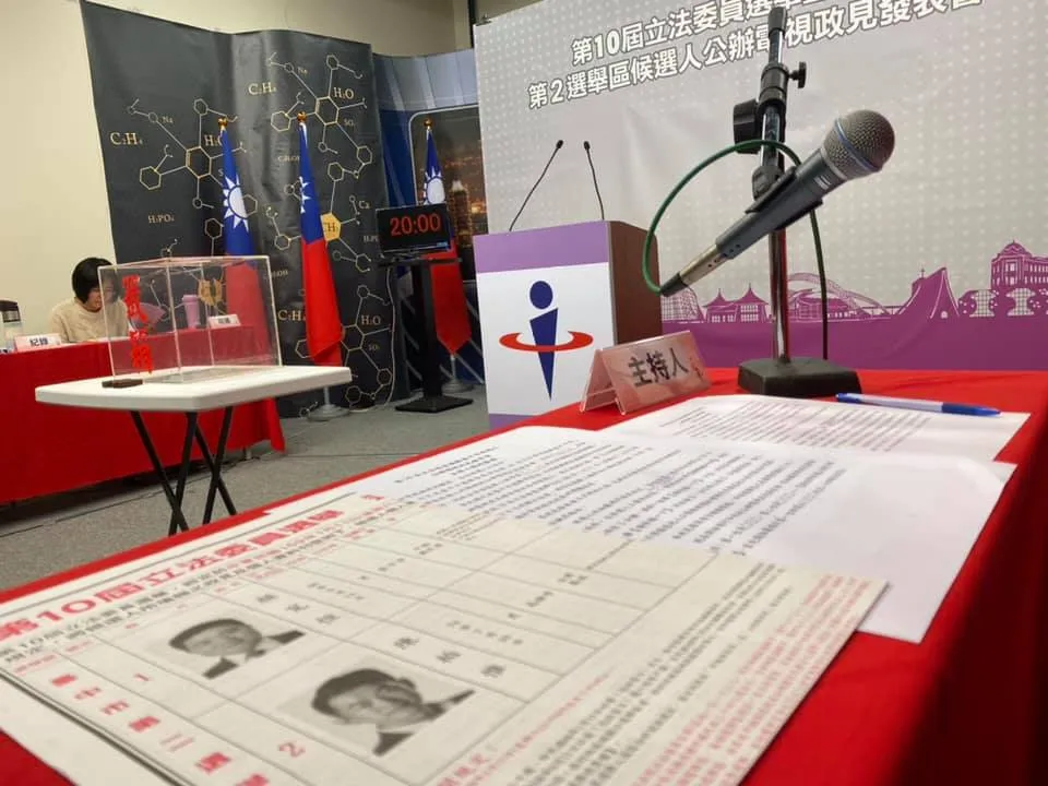 真亮法律事務所所長林亮宇律師於109年1月2日,以臺中市選委會委員身分,擔任「臺中市議會第3屆議員選舉第9選區政見發表會」主持人